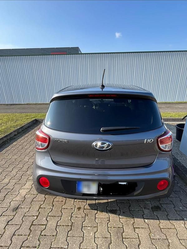 Gebraucht Hyundai i10 67 PS (49 kW) 2018 Grau Kleinwagen