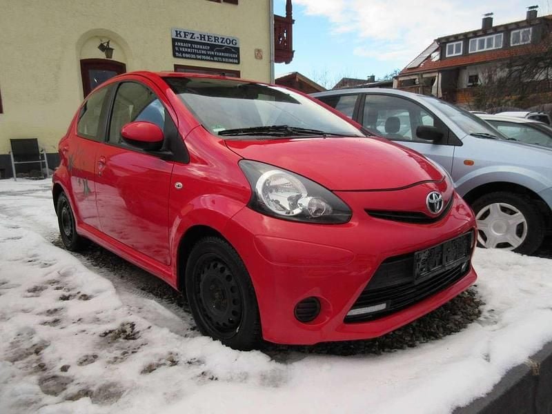 Rot Gebraucht 2012 Toyota Aygo Cool Kleinwagen | 850 € (Superpreis) - Bild 1/4