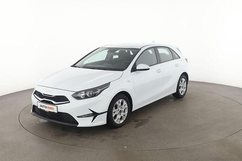 Weiß Gebraucht 2023 Kia Ceed Edition 7 Limousine | 18.560 € (Fairer Preis) - Bild 1/3