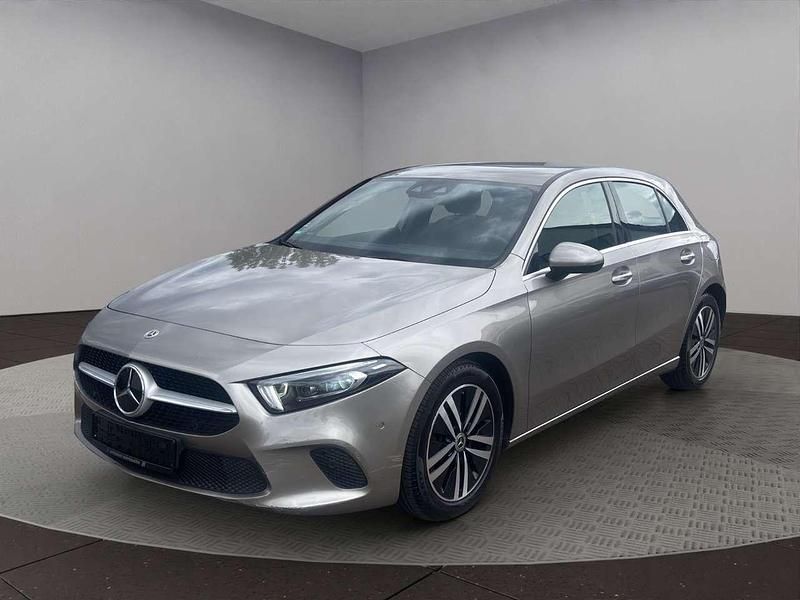 Mojavesilber Gebraucht 2020 Mercedes 200 Progressive Coupé | 19.490 € - Bild 1/4