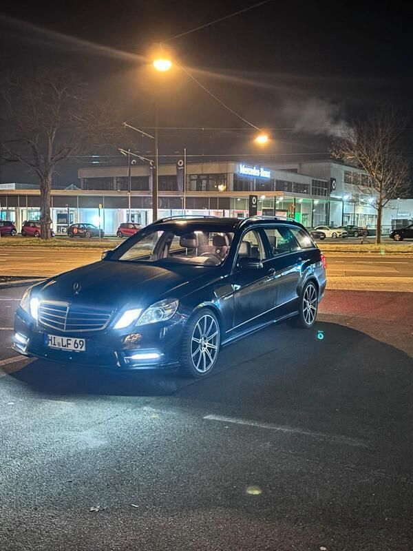 Schwarz Gebraucht 2012 Mercedes E500 AMG Kombi | 9.999 € - Bild 1/4
