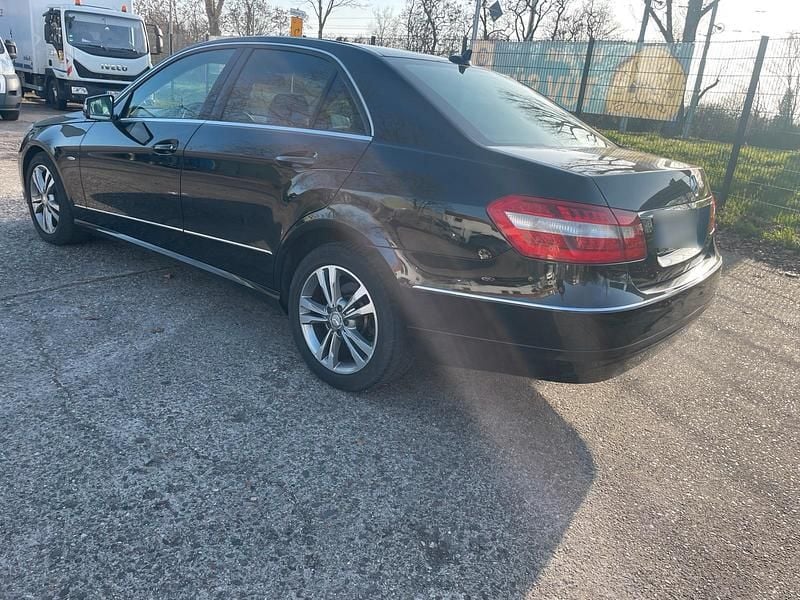Gebraucht Mercedes E220 Elegance 170 PS (125 kW) 2010 Schwarz Limousine