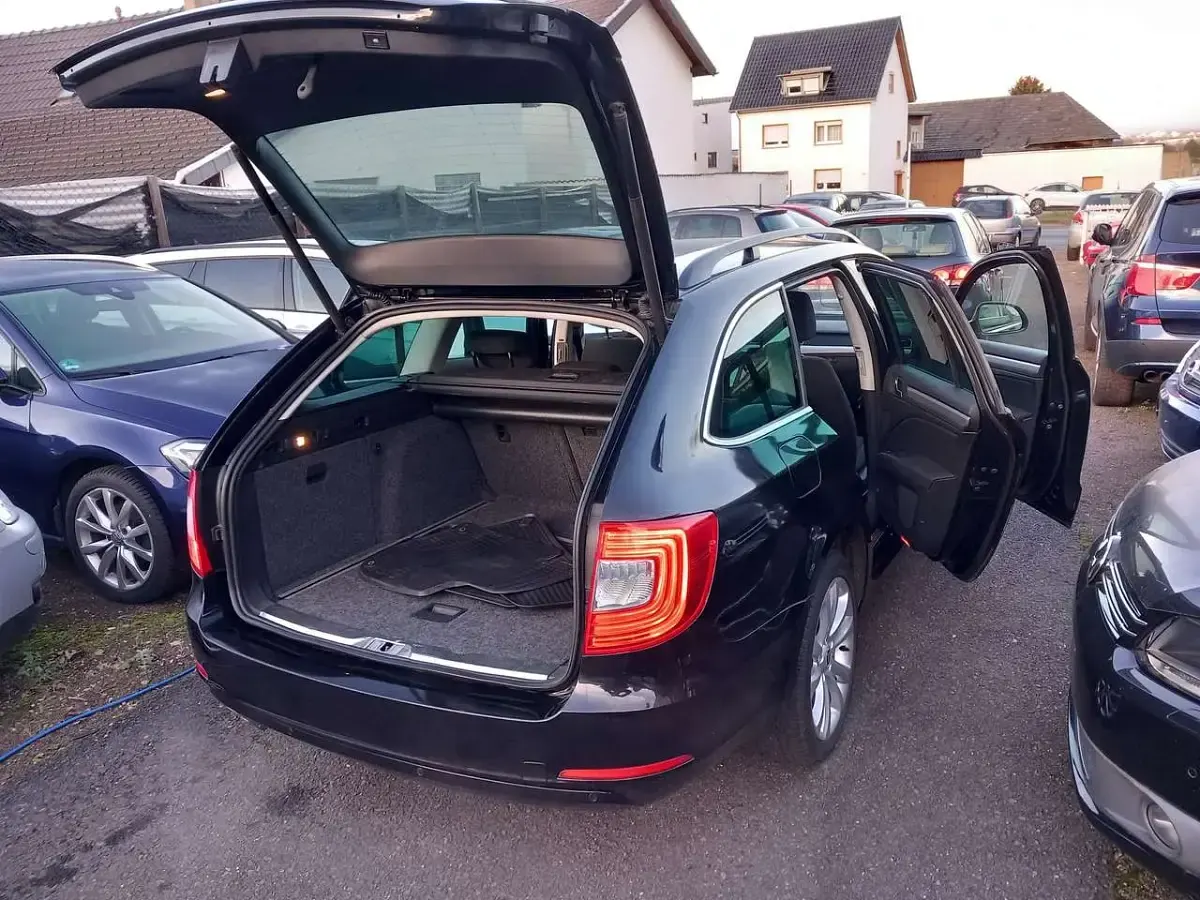 Gebraucht Skoda Superb Exclusive 170 PS (125 kW) 2015 Schwarzmagic perleffekt Kombi