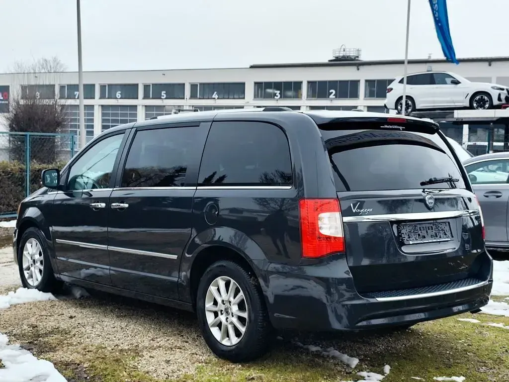 Gebraucht Lancia Voyager Platinum 163 PS (119 kW) 2013 Grau Van / Kleinbus
