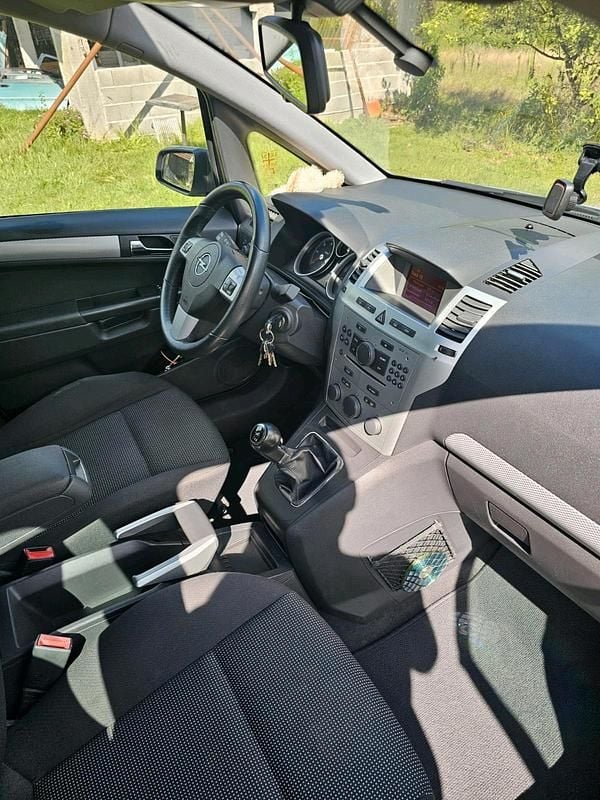 Grau Gebraucht 2009 Opel Zafira Van / Kleinbus | 3.990 € (Fairer Preis) - Bild 1/4
