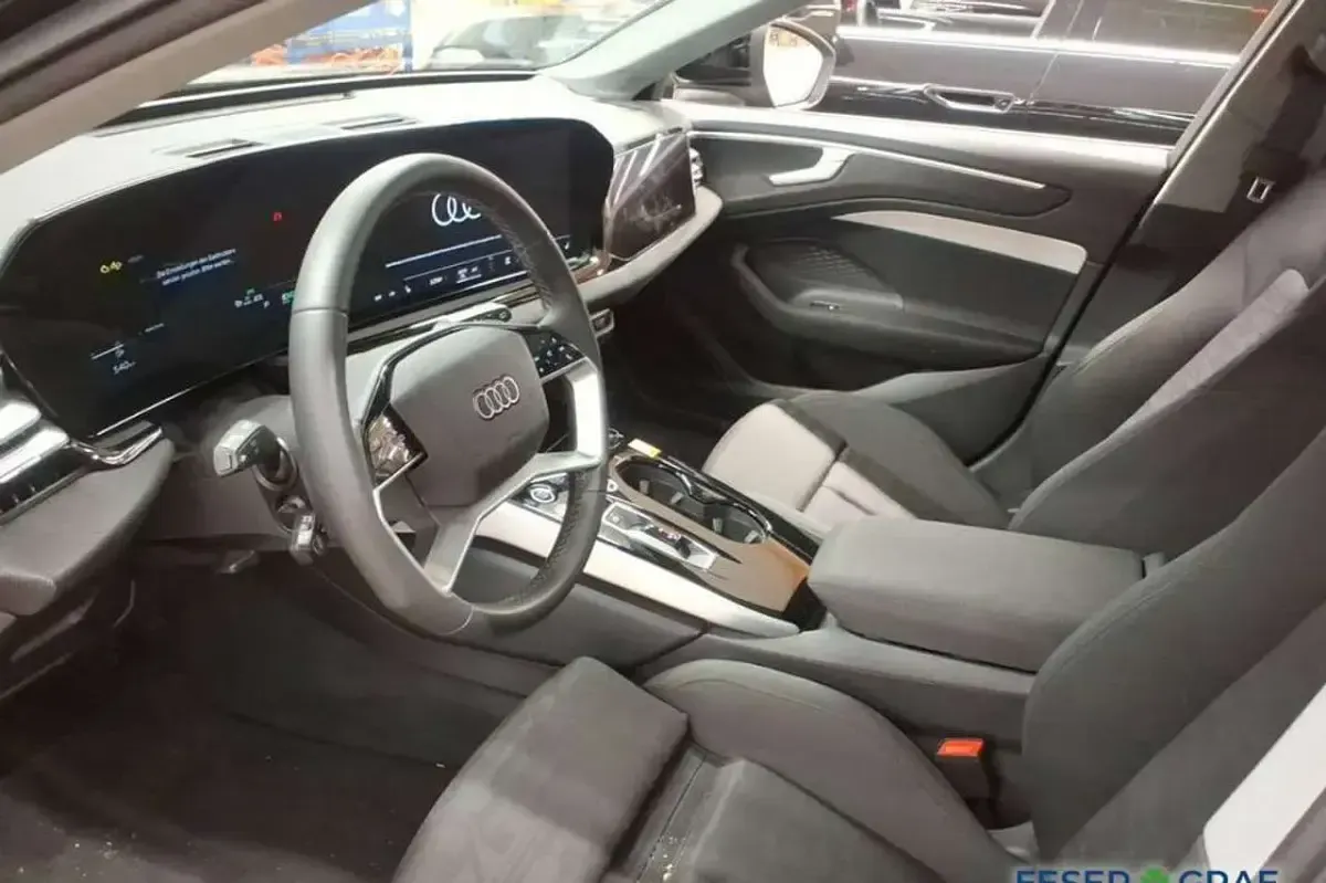 Gebraucht Audi A6 Sport 204 PS (150 kW) 2025 Mythosschwarz metallic Kombi