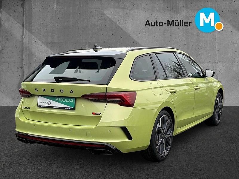 Neu Skoda Octavia RS 265 PS (194 kW) 2025 Grün Kombi
