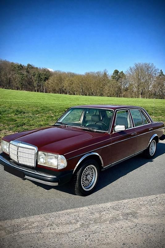 Gebraucht Mercedes 240 72 PS (52 kW) 1983 Braun Limousine
