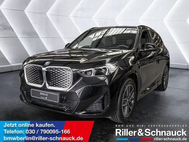 Black sapphire Neu 2025 BMW iX1 M Sport SUV | 58.590 € (Etwas zu teuer) - Bild 1/4