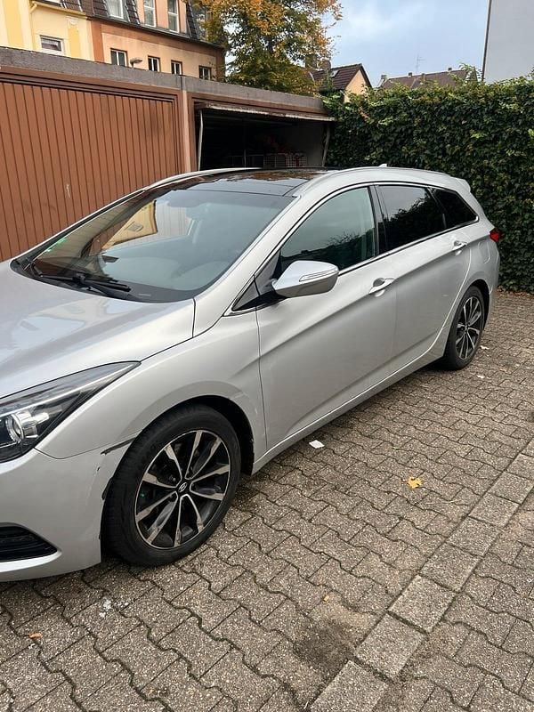 Silber Gebraucht 2015 Hyundai i40 Kombi | 8.999 € (Guter Preis) - Bild 1/4
