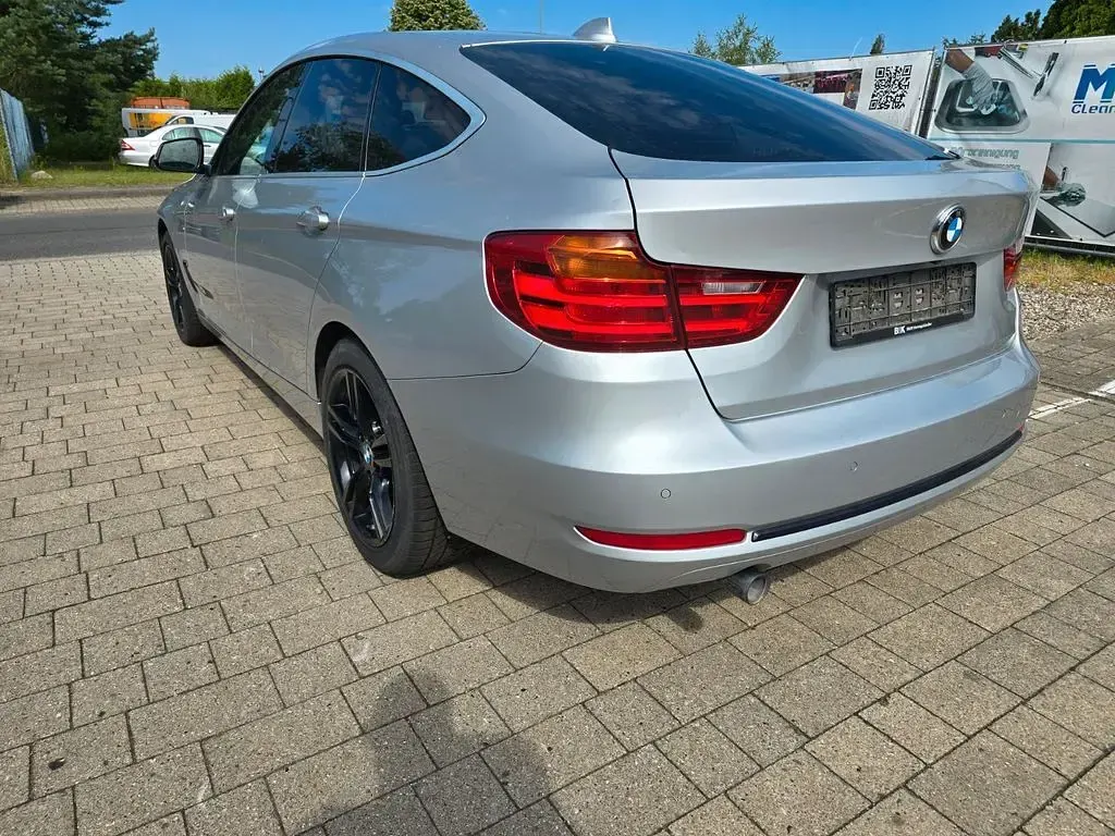 Gebraucht BMW 318 Sport Line 143 PS (105 kW) 2013 Silber Limousine