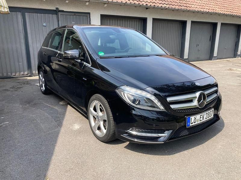 Schwarz Gebraucht 2012 Mercedes B200 Van / Kleinbus | 13.500 € (Fairer Preis) - Bild 1/4