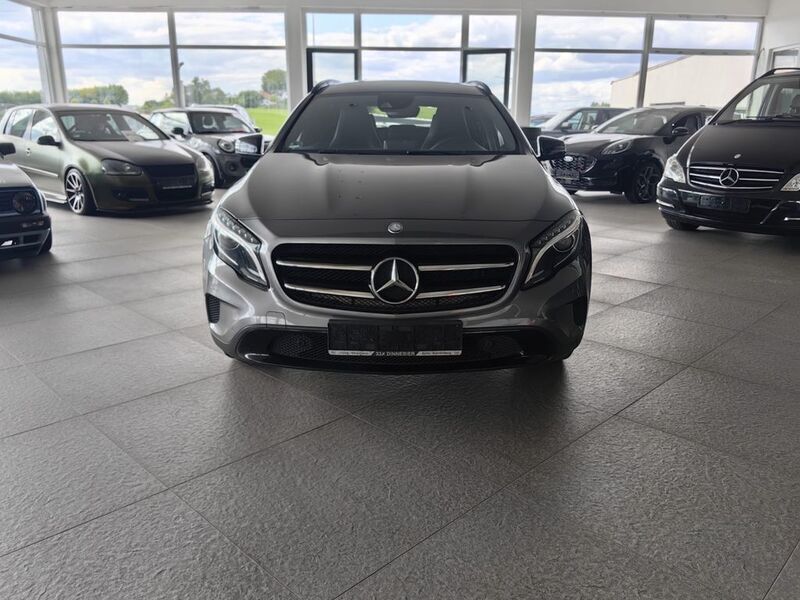 Grau Gebraucht 2016 Mercedes GLA200 SUV | 12.950 € (Fairer Preis) - Bild 1/4