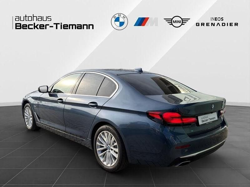 Gebraucht BMW 530e Efficient Dynamics 184 PS (135 kW) 2022 Arctic race blue Limousine