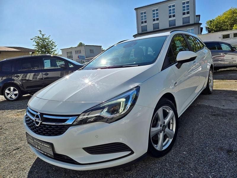 Schneeweiss/olympic/summit whi Gebraucht 2018 Opel Astra Business Kombi | 8.900 € (Guter Preis) - Bild 1/4