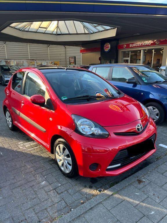 Rot Gebraucht 2014 Toyota Aygo Cool Kleinwagen | 5.490 € (Guter Preis) - Bild 1/4