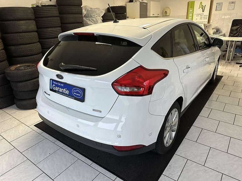 Gebraucht Ford Focus Titanium 125 PS (91 kW) 2017 Frostweiß Kleinwagen