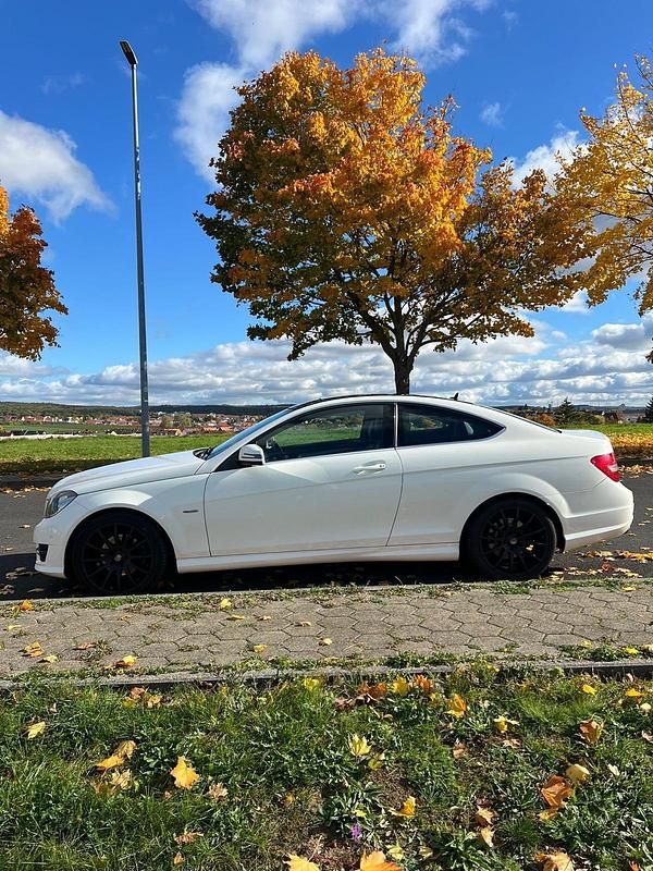 Weiß Gebraucht 2012 Mercedes C250 Coupé | 9.200 € - Bild 1/4