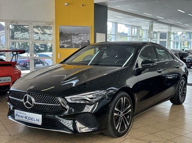 Kosmosschwarz metallicla (metallic) Gebraucht 2024 Mercedes CLA180 Limousine | 33.999 € (Fairer Preis) - Bild 1/4