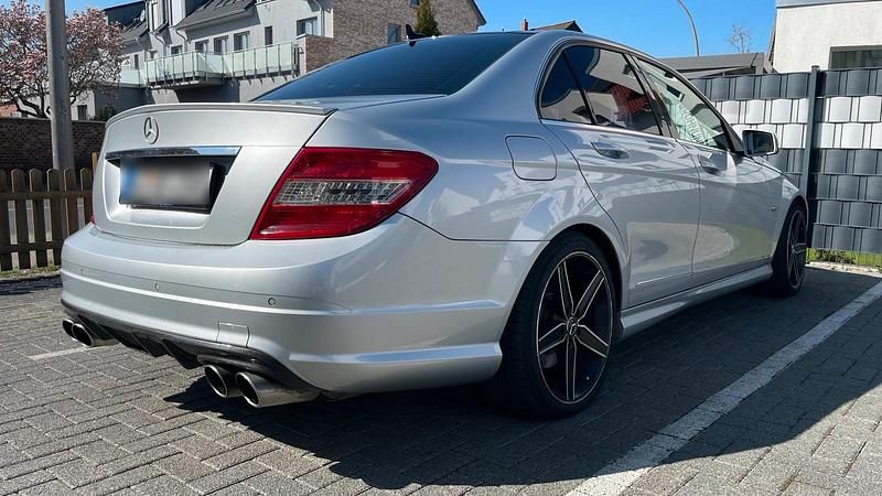 Silber Gebraucht 2010 Mercedes C350 AMG Limousine | 9.500 € (Fairer Preis) - Bild 1/4
