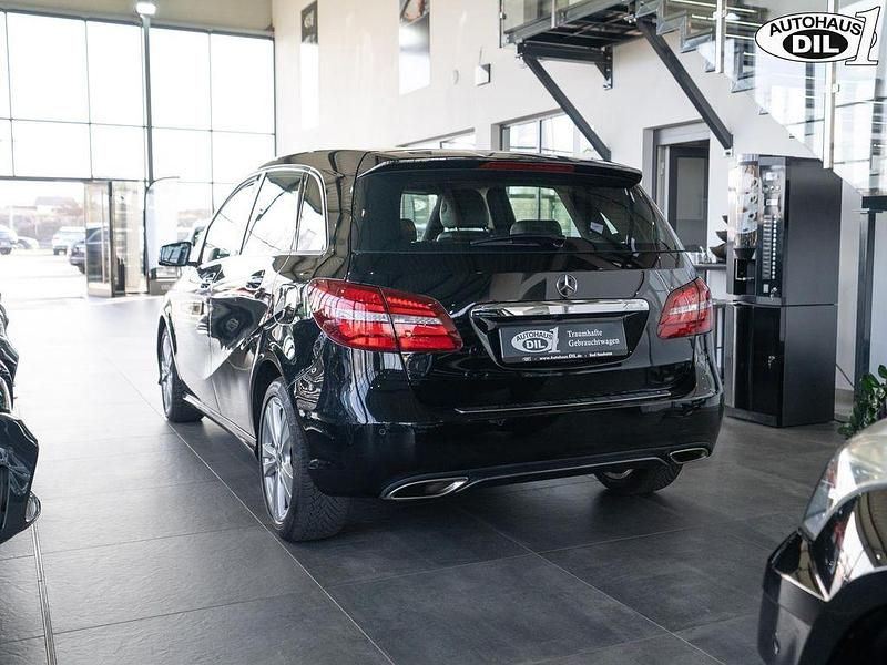 Gebraucht Mercedes B180 122 PS (89 kW) 2017 Nachtschwarz  unilack Van / Kleinbus