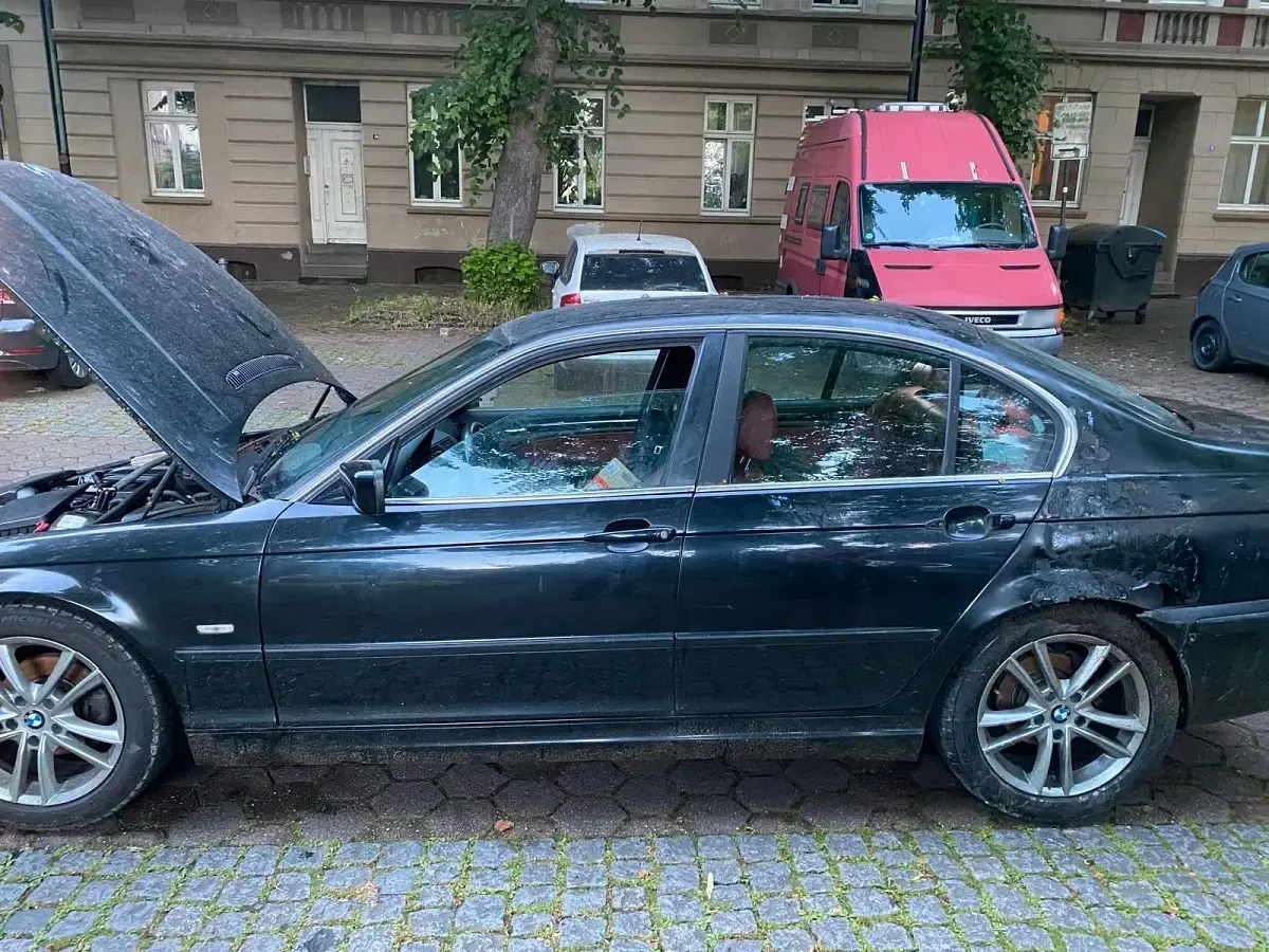 Gebraucht BMW 320 Basis 170 PS (125 kW) 2001 Schwarz Limousine