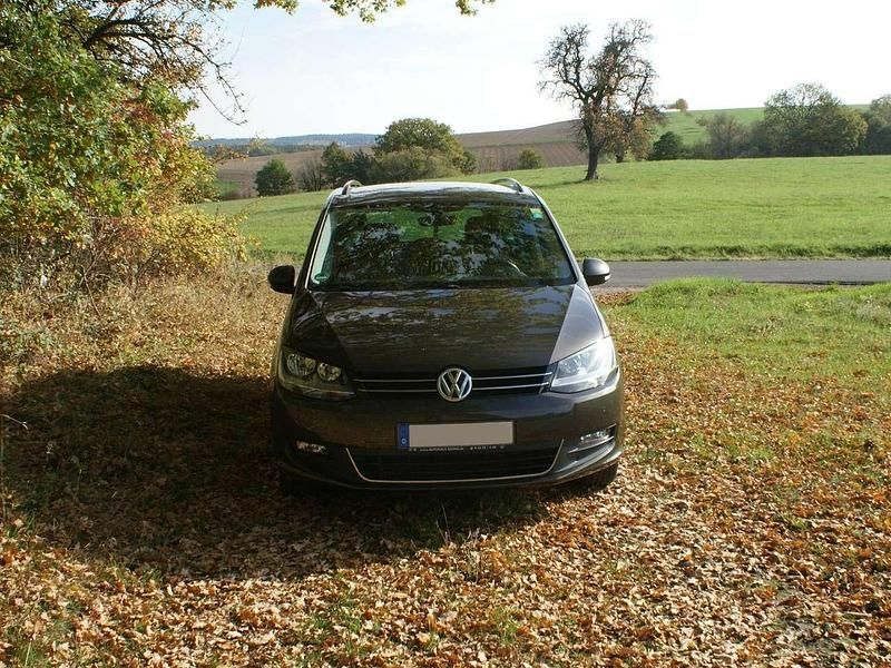 Braun Gebraucht 2016 VW Sharan Comfortline Van / Kleinbus | 13.200 € (Guter Preis) - Bild 1/4