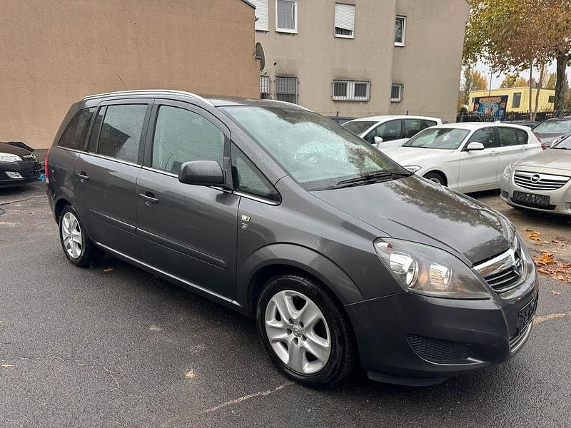 Grau Gebraucht 2010 Opel Zafira Limousine | 3.550 € (Etwas zu teuer) - Bild 1/4