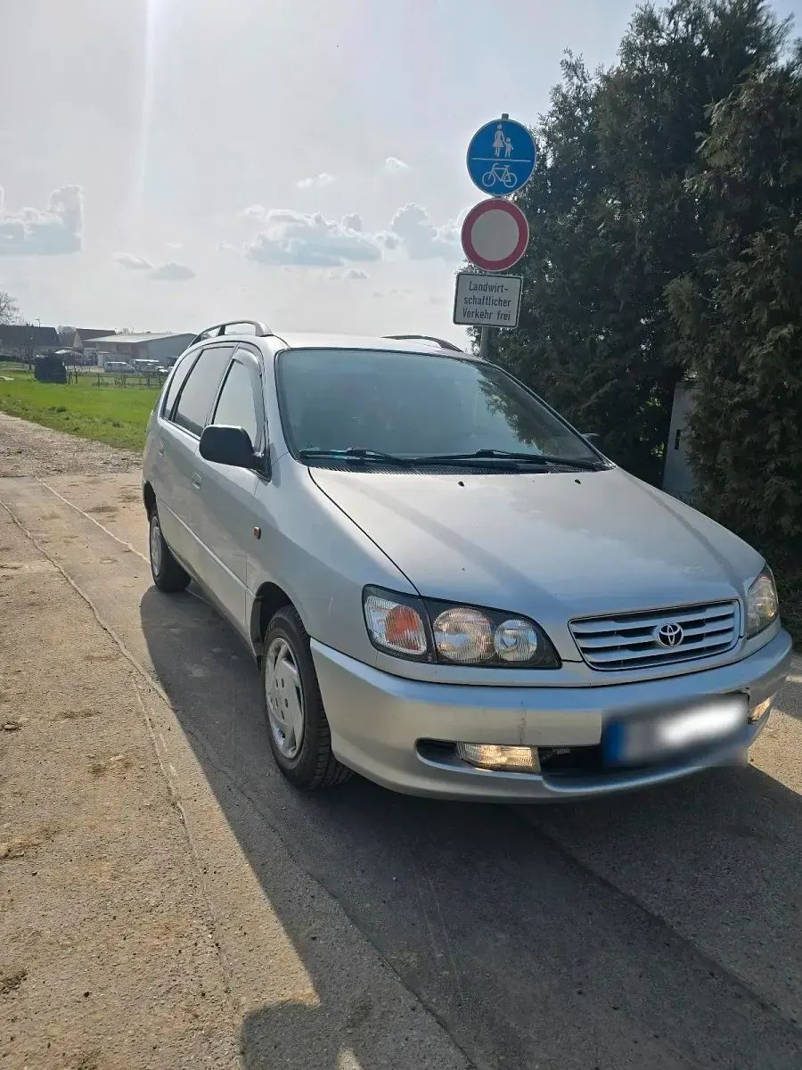 Gebraucht Toyota Picnic 128 PS (94 kW) 1998 Silber Van / Kleinbus
