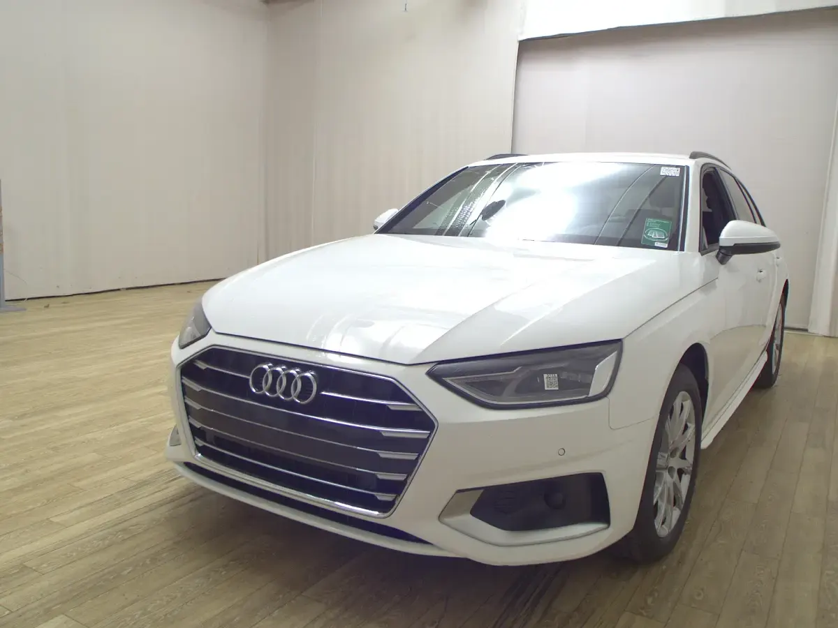 Second-hand Audi A4 Advanced 204 CP (150 kW) 2023 Alb Break