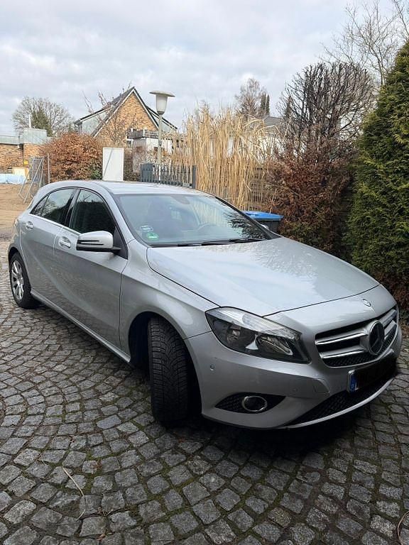 Gebraucht Mercedes A180 122 PS (89 kW) 2014 Silber Limousine