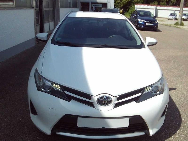 Weiß Gebraucht 2015 Toyota Auris Cool Limousine | 5.990 € (Fairer Preis) - Bild 1/4