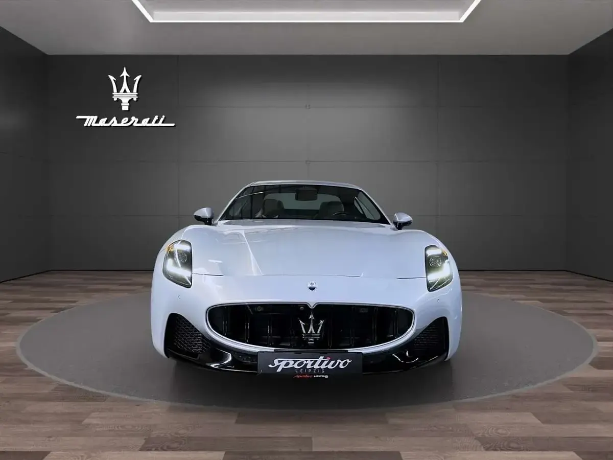 Gebraucht Maserati Granturismo 489 PS (359 kW) 2024 Grigio cangiante Coupé