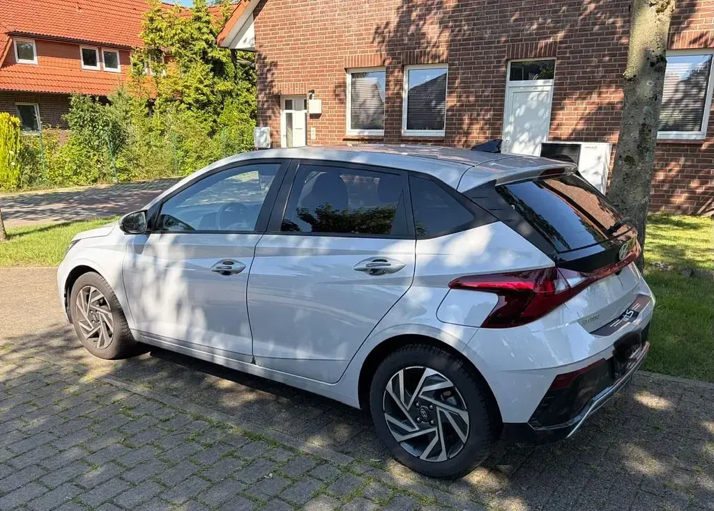 Gebraucht Hyundai i20 Trend 101 PS (74 kW) 2024 Weiß Kleinwagen