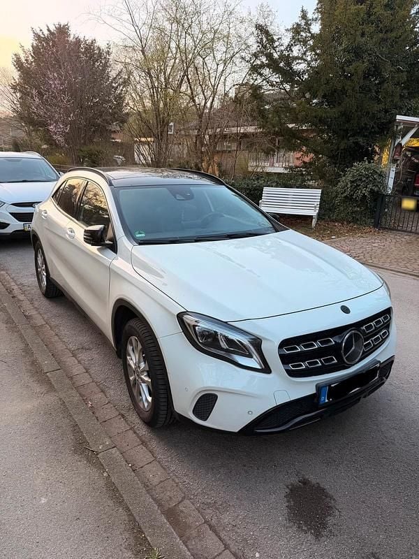 Gebraucht Mercedes GLA180 122 PS (89 kW) 2017 Weiß SUV