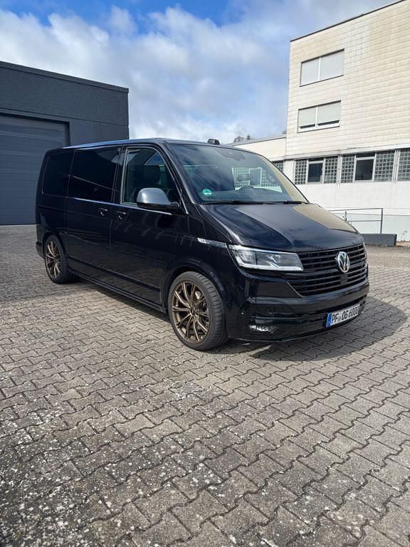 Second-hand VW Multivan Highline 199 CP (146 kW) 2021 Negru Monovolum