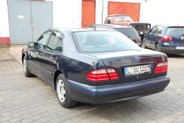 Gebraucht Mercedes E240 231 PS (169 kW) 2001 Blau metallic Limousine