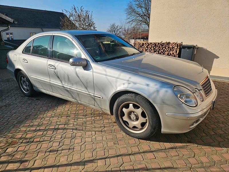 Second-hand Mercedes E200 163 CP (119 kW) 2003 Argintiu Berlinǎ