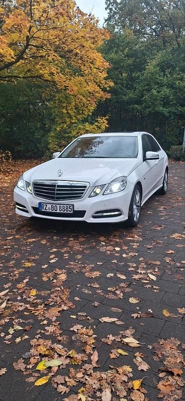 Weiß Gebraucht 2011 Mercedes E250 Limousine | 11.800 € (Teuer) - Bild 1/4