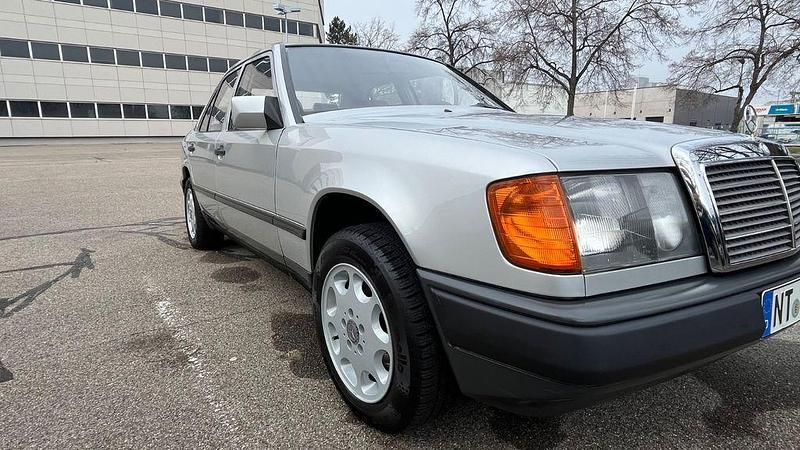 Gebraucht Mercedes 200 109 PS (80 kW) 1986 Silber Limousine