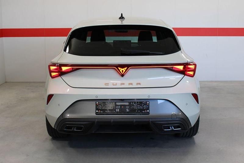 Neu Cupra Leon 150 PS (110 kW) 2026 Grau (taigagraumetallic) Limousine