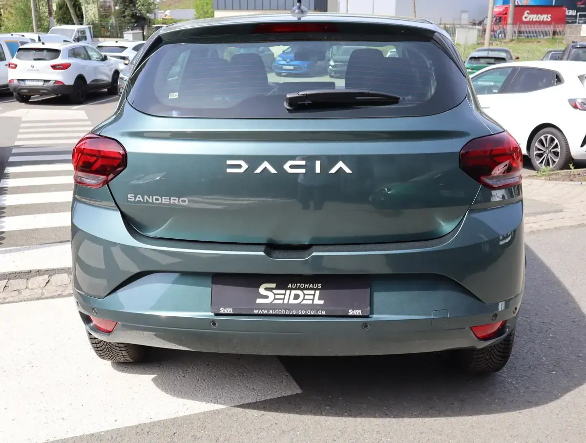 Używany Dacia Sandero Expression 91 KM (66 kW) 2025 Zielony Sedan/Limuzyna
