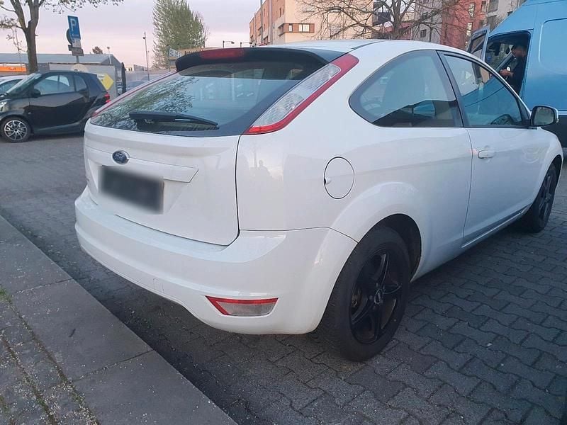 Gebraucht Ford Focus 101 PS (74 kW) 2010 Weiß Kleinwagen