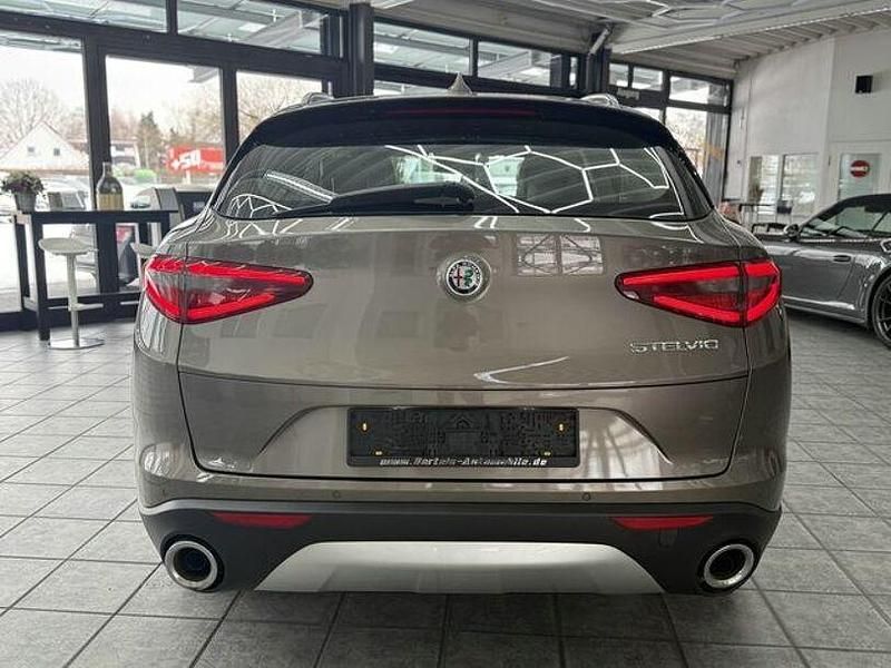 Gebraucht Alfa Romeo Stelvio Super 180 PS (132 kW) 2017 Grau SUV