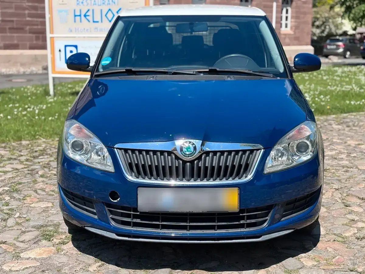 Używany Skoda Fabia 75 KM (55 kW) 2012 Niebieski Sedan/Limuzyna