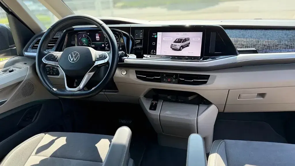 Gebraucht VW Multivan 150 PS (110 kW) 2023 Deep black perleffekt Van / Kleinbus