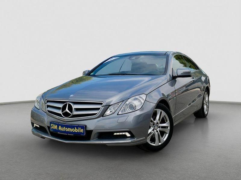 Silber Gebraucht 2010 Mercedes E200 Coupé | 11.490 € - Bild 1/4