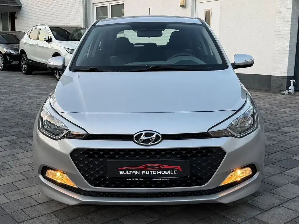 Gebraucht Hyundai i20 GO! 75 PS (55 kW) 2018 Silber Limousine