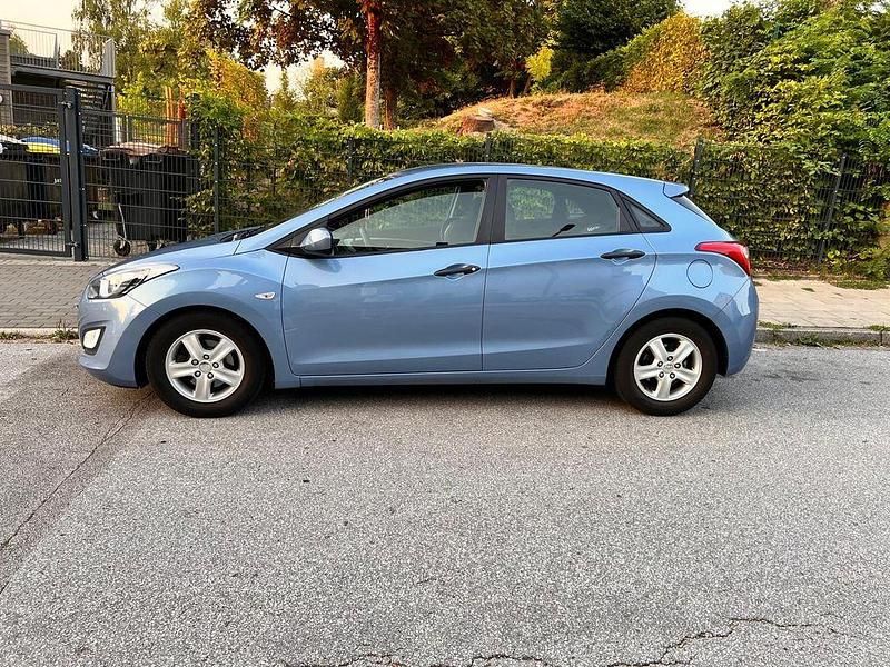 Gebraucht Hyundai i30 Classic 90 PS (66 kW) 2012 Blau Limousine