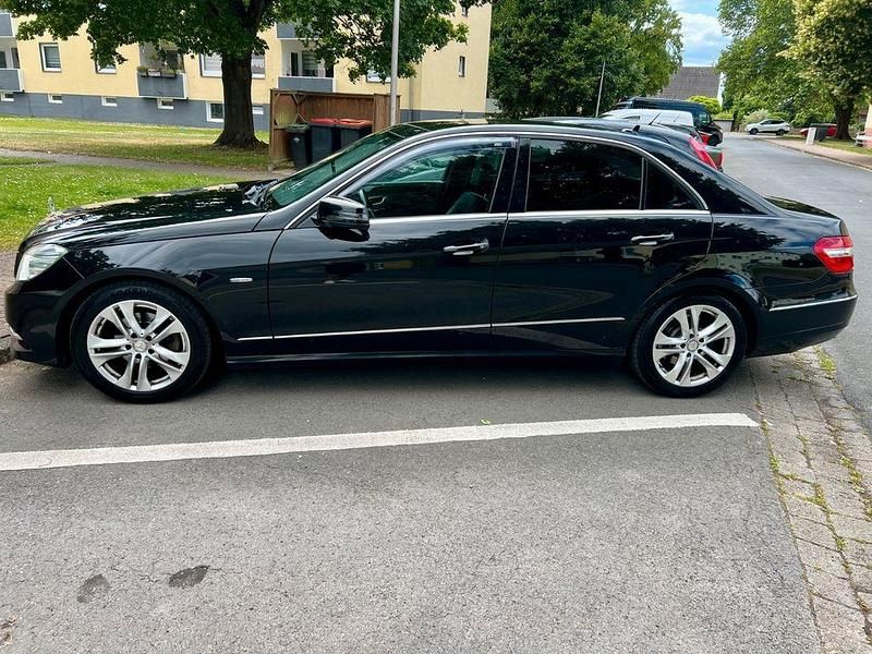 Gebraucht Mercedes E220 Avantgarde 170 PS (125 kW) 2011 Schwarz Limousine